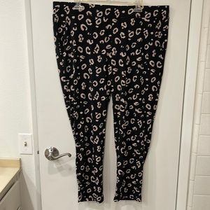 Torrid joggers, leopard print size 2X, very soft and comfy, 2 side pockets